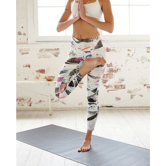 LULULEMON Rare High Times Pant Sz 4 Multi / Biggie Pigment Wave White Black - Picture 2 of 11